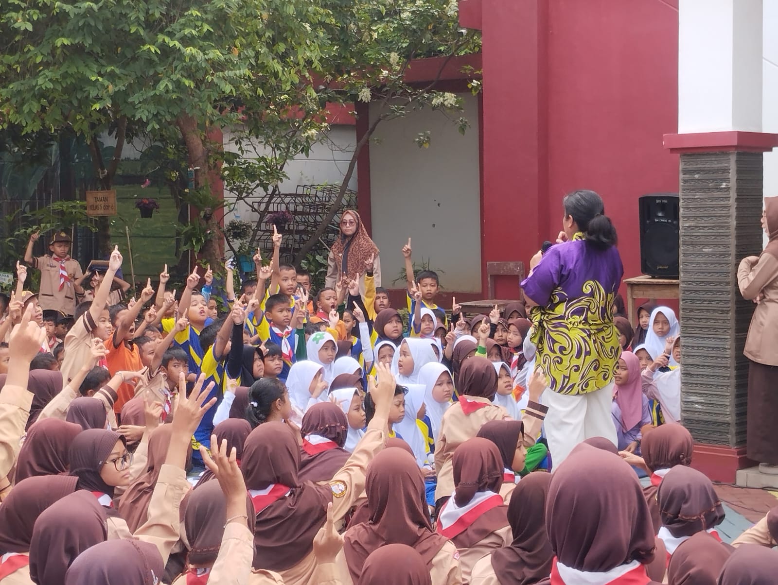 Wisata LiterAsyik Ke SDN Ciracas 10